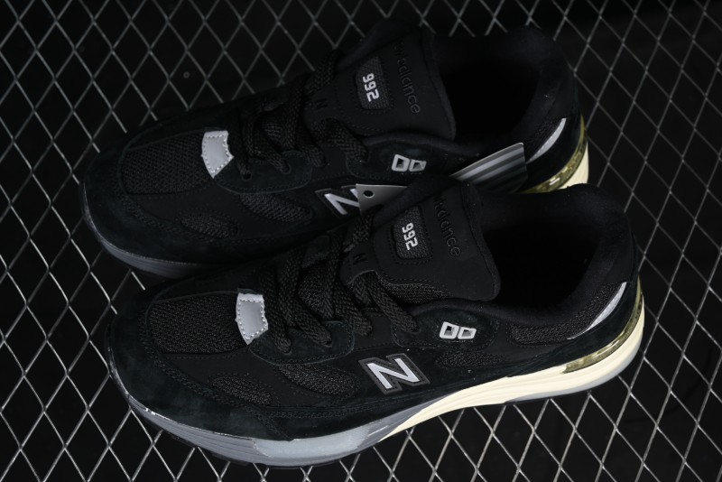 New Balance Made In USA 992 Classic Retro Running Shoes with Superior Cushioning - M992BL