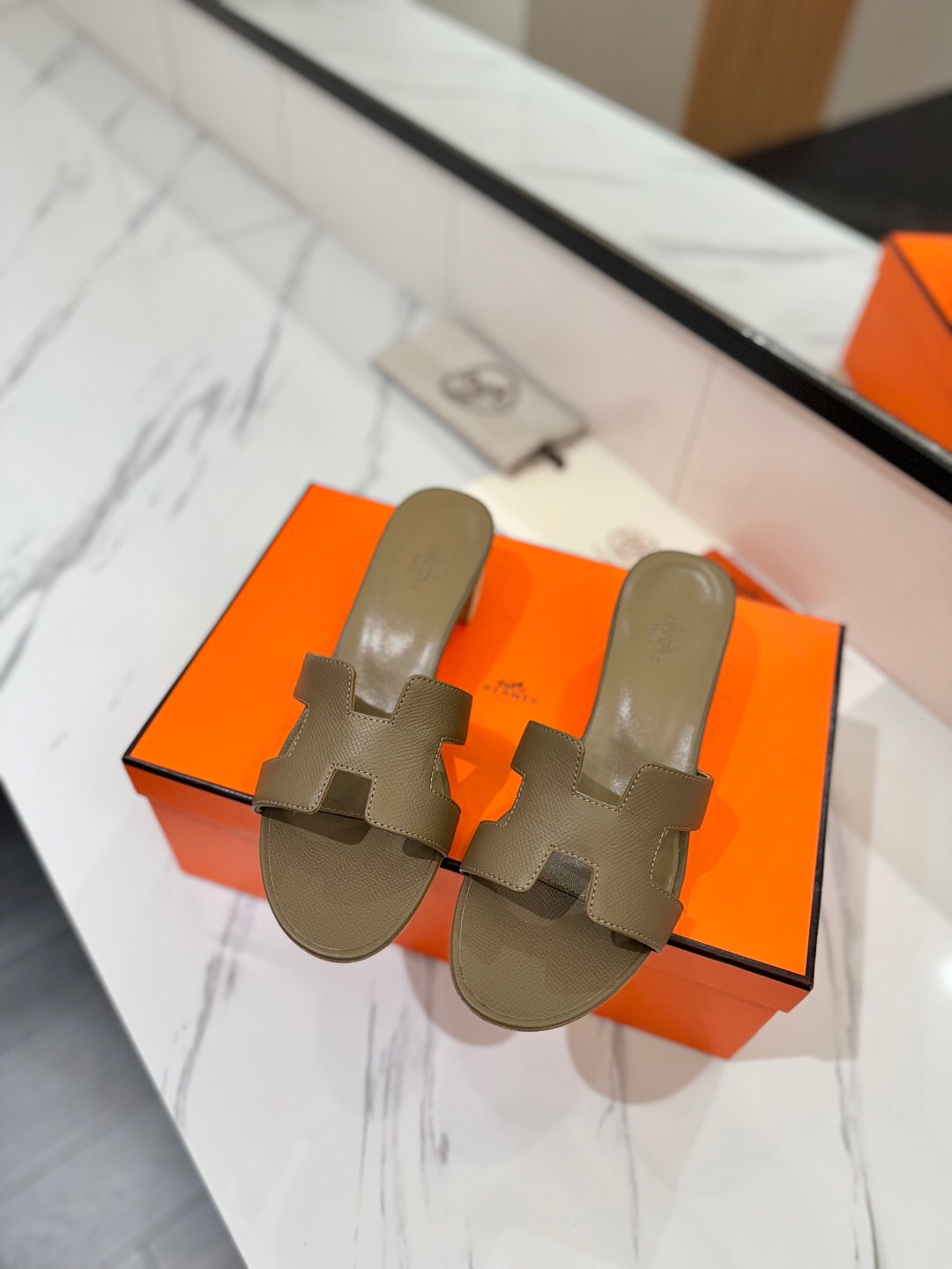 2025 Women Hermès Khaki Leather Sandals