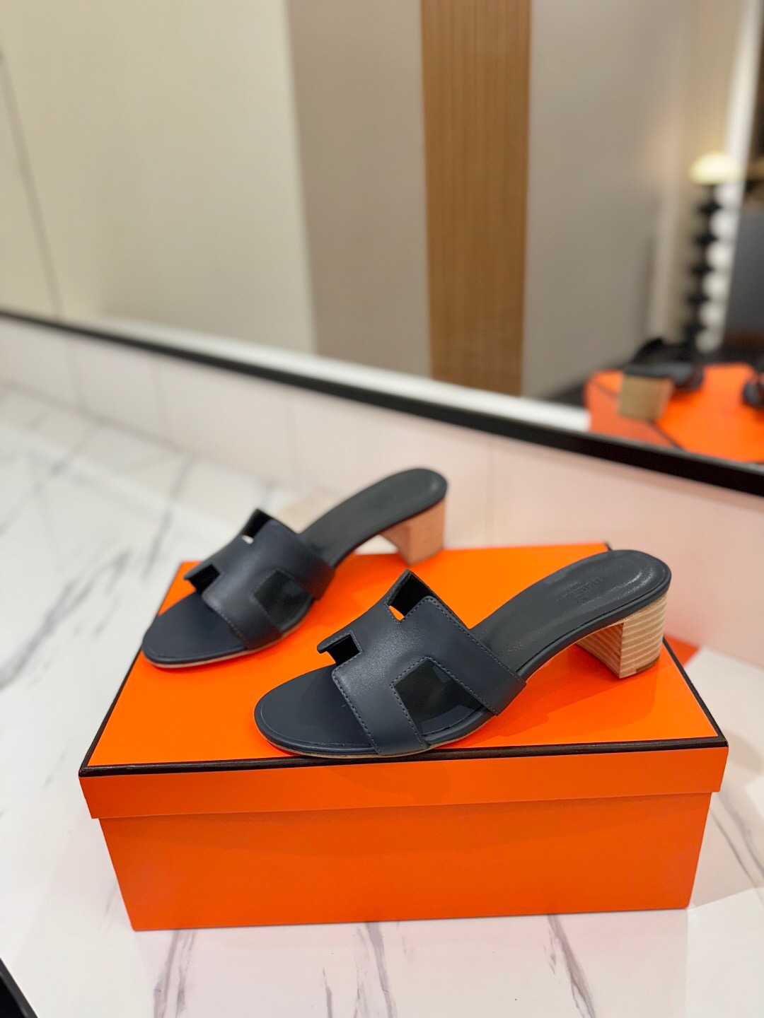 2025 Women Hermès Black Leather Heeled Slippers