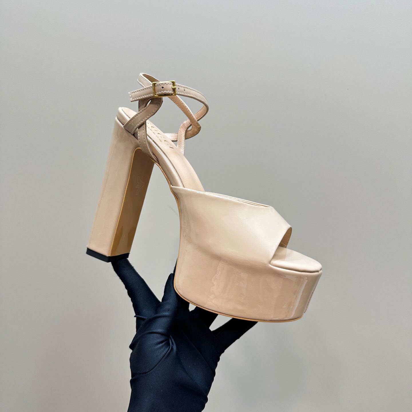 2025 Women Gucci Beige Leather Platform Sandals KFY00340