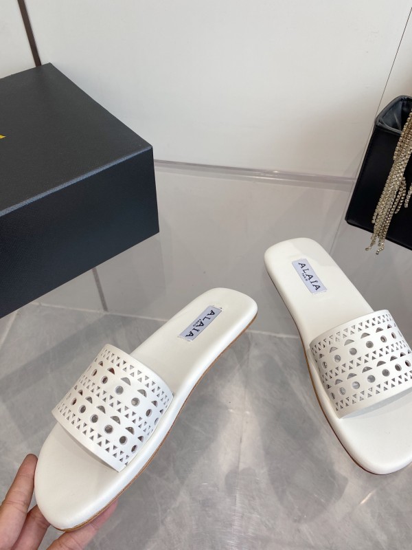 2025 Alaia White Leather Slippers KFY00280